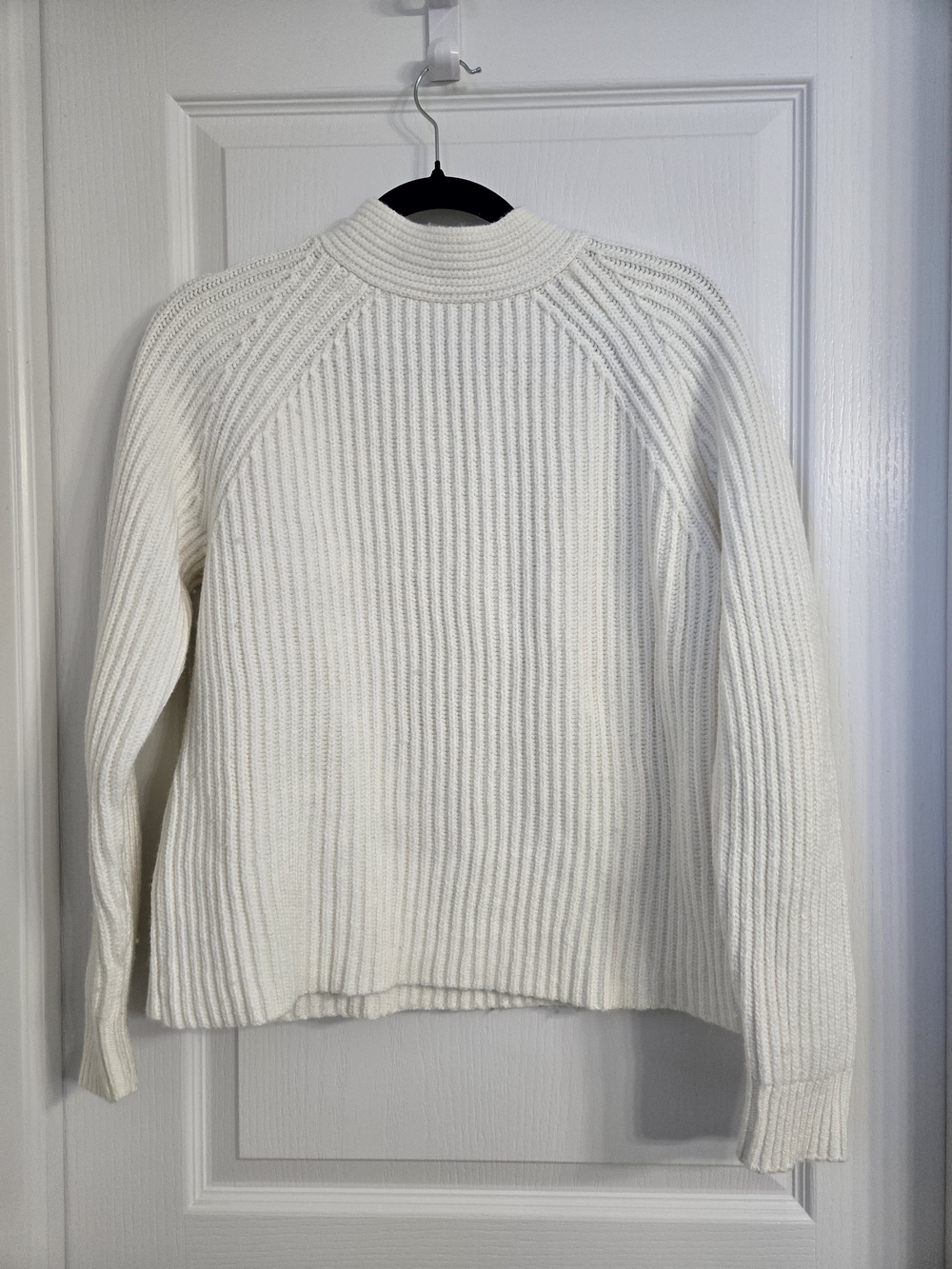 Banana Republic Chunky Ribbed Raglan Sweater in Ivory, size M.
